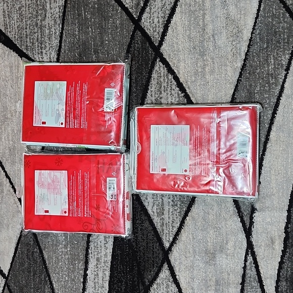 HOLIDAY TIME GRAPHIC VINYL TABLECLOTHS SET-OF-3 ROUND & RECTANGLE BUNDLE - Picture 11 of 15